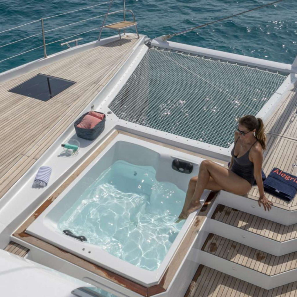 Catamaran yacht Charter