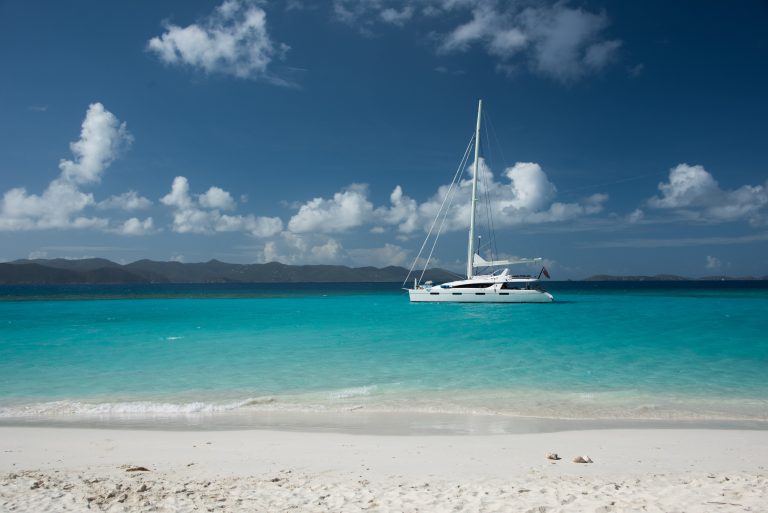 Catamaran anclado en British Virgin Islands Jost Van Dike